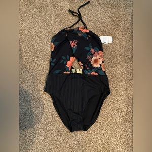 Time and Tru High leg one piece middle cut out beautiful swimsuit.